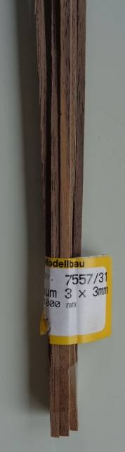 Nussbaum-Vierkantleisten 3 x 3 mm, Länge 1 m, 10 Stück